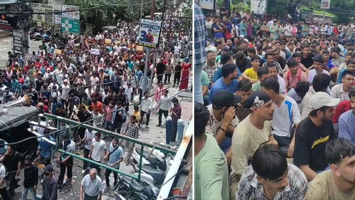 युवाओं ने भरी हुंकार कहा, रोजगार दो या कुर्सी छोड़ो!