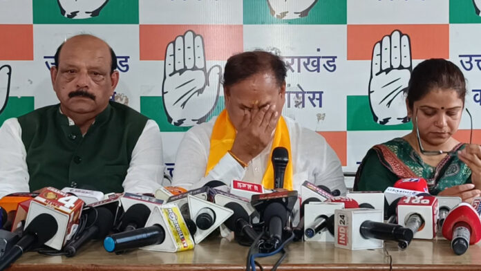 बदरीनाथ धाम चढ़ावा चोरी प्रकरण : लखपत बुटोला हुए भावुक, कहा पूरे देश में सनातन बदनाम हो रहा बदरीनाथ धाम चढ़ावा चोरी प्रकरण : लखपत बुटोला हुए भावुक, कहा पूरे देश में सनातन बदनाम हो रहा