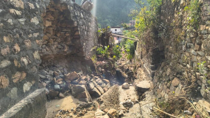 भरभराकर गिरी सरकारी अस्पताल की दीवार, डॉक्टर की मौत