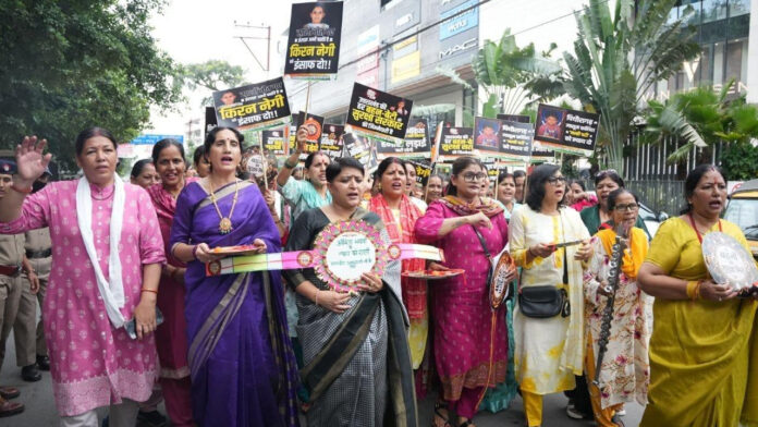रक्षाबंधन पर न्याय की राखियां लेकर सीएम आवास पहुंचीं महिलाएं