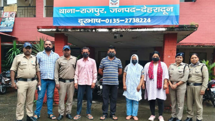 अपनी बेटी का सौदा करने वाली मां सहित चार गिरफ्तार